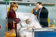 Meike Bender (Jennipher Antoni, li.) wollte ihrem Mann Ingo (Max Hoppe, re.) den Klinikaufenthalt ihres gemeinsamen Sohnes Luis (Georg Arms, mi.) verschweigen. Sie haben sich getrennt, weil Meikes Überfürsorge für Luis zum Mittelpunkt ihrer Beziehung wurde. Nun nähern sie sich langsam wieder an, bei einem Treffen bekommt Meike einen Anruf aus der Sachsenklinik. Nun weiß Ingo, dass Luis schon wieder zu einer Untersuchung beim Arzt ist. Auch die Ärzte sind ratlos, Dr. Brentano vermutet sogar bei der Mutter ein Münchhausen-Stellvertreter-Syndrom. Doch dann geht es Luis tatsächlich schlechter.