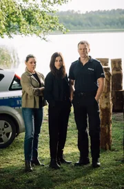 Kriminaltechnikerin Dr. Viktoria Wex (Claudia Eisinger, Mitte), Dorfpolizist Leon Pawlak (Sebastian Hülk, re.) und Kommissarin Zofia Kowalska (Karolina Lodyga, li.) bei ihrem achten Fall in Galindien.