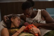 Lea (Malaya Stern Takeda, l.) und Mustafah (Eugene Boateng, r.) sind gerade Eltern geworden. Ihr Baby konnte ohne große Komplikationen durch eine vaginale Geburt zur Welt kommen - und das, obwohl Babys in Beckenendlage meist per Kaiserschnitt geholt werden.