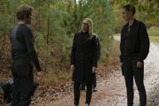 Angus MacGyver (Lucas Till, l.); Gwendolyn Hayes (Jeri Ryan, r.)