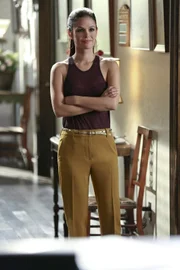 Zoe (Rachel Bilson) kann es einfach nicht lassen, sich in die Angelegenheiten anderer Leute einzumischen und das geht nicht immer gut aus ...