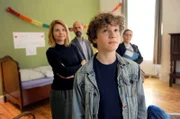 Ole (Nico Ramon Kleemann) zieht zu Anette (Annette Frier, li.) und Ingolf (Christoph Maria Herbst) ins Hotel Heidelberg. Die Sozialarbeiterin Ela Paul (Frau Wilsneck) begleitet ihn dabei und begutachtet sein neues Zuhause.