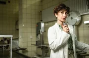 Dr. Reitzig (Shermin Bauer) gibt die Ergebnisse ihrer Obduktion an Jäger weiter.