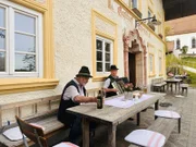 Hans Wiesholzer musiziert im Biergarten vom Gasthof Alpenrose in Samerberg.