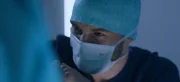Während der Operation ist Tristan (Maarten Nulens) auch im OP, um seinen Freund zu unterstützen. Als durch eine brenzlige Situation die ganze Sache zu scheitern droht, weiß Tristan genau, was zu tun ist.