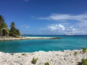Strand von Rangiroa in Französisch-Polynesien, im Hintergrund die Grand Lady.