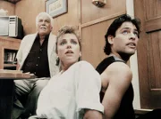 Der Tiefseeforscher Guirilini (Cesar Romero, l.) und seine Kinder Giovanna und Tony befinden sich in der Gewalt brutaler Gangster.