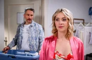 Greta (Laura Osswald, vorne) und Miro (Pablo Sprungala, hinten) erleben einen wehmütigen Moment.