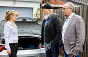 Julia Hofleit (Leonie Wesselow, l.) streitet vor den Rentnercops, Reinhard Bielefelder (Bill Mockridge, 2.v.r.) und Klaus Schmitz (Hartmut Volle, r.), alles ab.