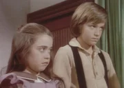 Ihre neue Eltern können James (Jason Bateman, r.) und Cassandra (Missy Francis, l.) nichts recht machen. Schon lange vor Schulbeginn müssen sie aufstehen und hart arbeiten.