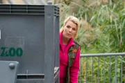 Eva (Mirja Boes) flüchtet vor Steffen.