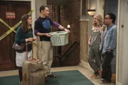 Jetzt sind die Paare Sheldon (Jim Parsons, 2.v.l.) und Amy (Mayim Bialik, l.) sowie Penny (Kaley Cuoco, 2.v.r.) und Leonard (Johnny Galecki, r.) auf sich allein gestellt. Das Experiment kann beginnen ...