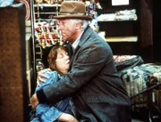 Margaret (Miriam Byrd Nethery, l.), Wallys (Dick Van Dyke, r.) Freundin, wurde angeschossen und stirbt in seinen Armen.