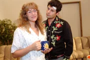 Lisa (Alexandra Neldel, l.) glaubt, dass sie trotz ihres großen Glücks mit Rokko (Manuel Cortez, r.) nur eine graue Maus ist. (Dieses Foto von Alexandra Neldel darf nur in Zusammenhang mit der Berichterstattung über die Serie "Verliebt in Berlin" veröffentlicht und verbreitet werden.)