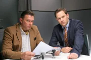 Kommissar König (Mark-Alexander Solf, r.) hat herausgefunden, dass der Unfallwagen Bauunternehmer Max Haimhauser (Fritz Scheuermann, l.) gehört.