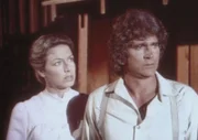 Caroline (Karen Grassle, l.) und Charles (Michael Landon, r.) stehen vor einer schweren Entscheidung. Sollen sie die beiden Waisenkinder James und Cassandra dem Ehepaar Tomkins zur Adoption freigeben?