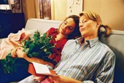 Sandra (Rebecca Immanuel, l.) und Patricia (Barbara Demmer, r.) sind fasziniert von Alexanders Liebesgedichten ...