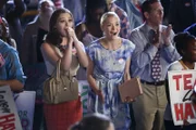 Voller Elan und mit extravaganten Methoden wollen Annabeth (Kaitlyn Black, l.) und Lemon (Jaime King, M.) ihrem geliebten Lavon zum Wahlsieg verhelfen ...