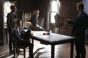 Der abgehalfterte Modeschöpfer Wyck Theissens wird in seinem Atelier kurz vor seinem Comeback mit einer vergoldeten Feder im Mund erstochen aufgefunden. Patrick (Simon Baker, r.) ermittelt und stößt dabei auf Tristan (Riley Voelkel, l.), Rafe (Griffin Matthews, 2.v.l.) und Derek (Van Hansis, 2.v.r.), doch haben sie damit etwas zu tun?