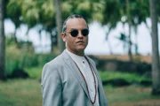 Der eitle New-Age-Guru Vincent (Patrick Mille) ist gerade auf der Insel angekommen.