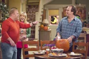 Als Andy (Larry Joe Campbell, l.) und Cheryl (Courtney Thorne-Smith, M.) das erste Mal den neuen Freund ihrer Schwester Dana kennenlernen, sind sie sich schnell einig, dass er ein Jim-Verschnitt ist. Sehr zum Missfallen von Jim (Jim Belushi, r.) und vor allem von Dana ...