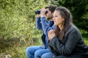 Maxi (Katharina Scheuba, r.) gibt sich Mühe, Henry (Elias Reichert, l.) für die Schönheit der Natur zu gewinnen.