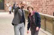 Ingolf (Christoph Maria Herbst) will mehr Zeit mit Ole (Nico Ramon Kleemann) verbringen.