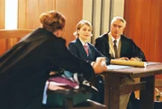 Vor Gericht treffen Biene (Isabel Tuengerthal, M.) und Felix (Christoph M. Ohrt, r.) auf Heike Wachs (Susanne Schäfer, l.), die Anwältin der Versicherung ...