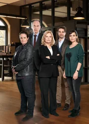 (v.l.n.r.) Gudrun Wohlers (Katrin Pollitt); Markus Gellert (Herbert Knaup); Isa von Brede (Sabine Postel); Thomas Zuhse (Oliver Wnuk); Yasmin Meckel (Sophie Dal)