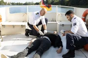Wolf Malletzke (Christoph Grunert, l.) und Fahri Celik (Hassan Akkouch, r.) entdecken, dass der Produktionsleiter nicht bei einem Unfall ertrunken ist, sondern ermordet wurde.