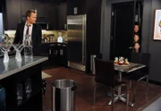 Während sich Marshalls verwitwete Mutter Hals über Kopf ins Singleleben stürzt, landen Ted (Josh Radnor, oben), Lily (Alyson Hannigan, unten) und Robin (Cobie Smulders, M.) nach und nach in Barneys (Neil Patrick Harris, l.) Wandschrank ...
