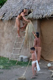 Beim Hausbau verwenden die Maya immer dickere Schichten von Kalkmörtel als Bodenbelag.