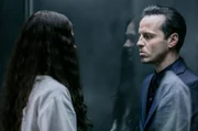 Moriarty (Andrew Scott) bei Sherlocks Schwester Euras (Sian Brooke) auf der geheimen Gefängnisinsel Sherrinford.
