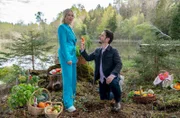 Greta (Laura Osswald, l.) und Luis (Michael Baral, r.) geraten wegen eines gespielten Antrags in einen Zank.