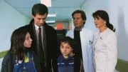 Klinikchefin Irene Kadenbach (Claudia Wenzel) und Dr. Stefan Frank (Sigmar Solbach, 2.v.r.) glauben nicht, dass Peter Eiseler (Thomas Stiller) für die Flüchtlingskinder (Esther Pietsch, l. und  Michael Hellenbarth) nur das Beste will...