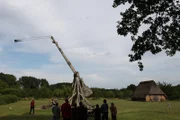 Das Trebuchet schleudert schwere Steine gegen feste Burgmauern.