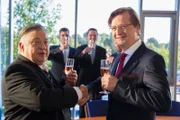 Vossler und Abels stoßen auf ein Geschäft an. (v.l.: Vossler (Bernd Stegemann), Abels (Patrick von Blume))