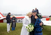 ARD ROTE ROSEN FOLGE 1200: Beim Abschied von Katja (Saskia Valencia, v.l.) und Philipp (Thorsten Nindel, h.r.) verspricht Ella (Sarah Alles, r.) Achim (Peter Rühring, M.), ihn in der Apotheke zu unterstützen.