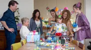 Timmihat Geburtstag und Eva hat Probleme, sich in Hannos Patchworkfamilie einzugliedern (v. li. n. re.): Hanno (Wolfram Grandezka), Eva (ChrisTine Urspruch), Gisela (Tatja Seibt), Lilli (Lola Höller), Tim (Maximilian Brunn), Connie (Clelia Sarto) und Neill (Egdar Emil Garde).