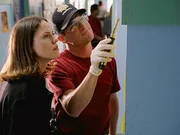 Sara (Jorja Fox) und Nick (George Eads) nehmen von den Wänden des Wohnheims Fingerabdrücke. Doch die erste Spur führt ins Leere.