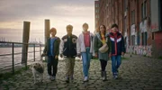 Der erste Fall ist gelöst! Selbstbewusst zeigen sich Piet (Noah Lusander) mit Hund Bagel, Kofi (Mathieu Noël), Malin (Ida Carlo), Taara (Josefine Maxima) und Jules (Tibet Held).