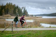 Maja (Christina Arends, r.) behauptet vor Florian (Arne Löber, l.), den entlaufenen Napoleon gesehen zu haben und überredet ihn so, zu einer Hasenjagd auf dem Tandem.