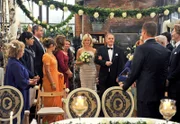 Hochzeit: Brautvater Achim, führt die glückliche Katja zum Traualtar.