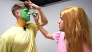 TikTok-Star und Liebling der Nation Noah Bibble plant die ultimative Video-Challenge für seine Millionen Follower mit Kumpel Tim.