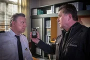 Hans (Bruno F. Apitz, r.) lässt die Anschuldigungen gegen ihn nicht auf sich sitzen und beweist Revierleiter Haller (Hannes Hellmann, l.) mit einem freiwilligen Alkoholtest, dass er nüchtern ist.