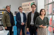 Die Kommissare Finn (Sven Martinek, l.) und Lars (Ingo Naujoks, 2.v.l.) überbringen Frank Eschenburg (Pascal Houdus, 2.v.r.) und dessen Ehefrau Ellen (Paula Schramm, r.) die Nachricht vom tödlichen Anschlag auf Franks Zwillingsbruder Jan.