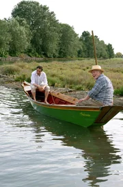 Auszeit auf San Erasmo: Brunetti (Uwe Kockisch, li.) lernt auf der Laguneninsel den Bienenzüchter Davide Casati (Hermann Beyer) kennen.