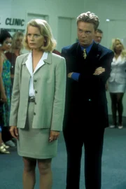 Dr. Elaine Denell (Shelley Hack, l.); Dr. Johnson (Anthony Michael Hall, r.)