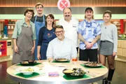 Von links: Kandidaten Kirsten Geschke, Moritz Biener, Nancy Bauersachs, Juror Tarik Rose, Moderator Johann Lafer, Kandidaten Joost Küker und Jamie Ann Thomßen Bartels