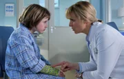 Dr. Lea Peters (Anja Nejarri) hat den Verdacht, dass der 9-jährige Mattis Pauli (Cai Cohrs) Opfer häuslicher Gewalt ist.